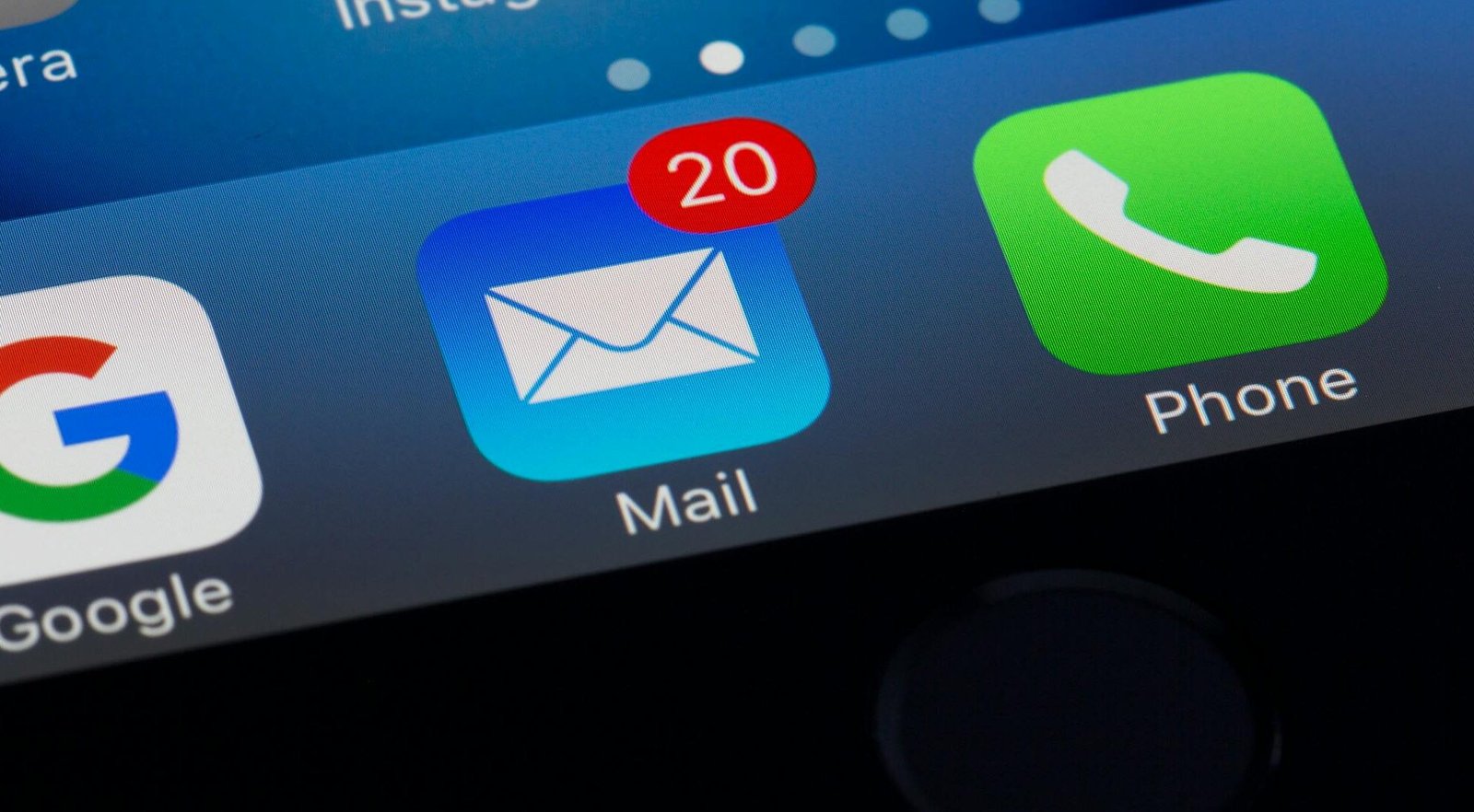Een close-up van een telefoon met veel ongeopende e-mails
