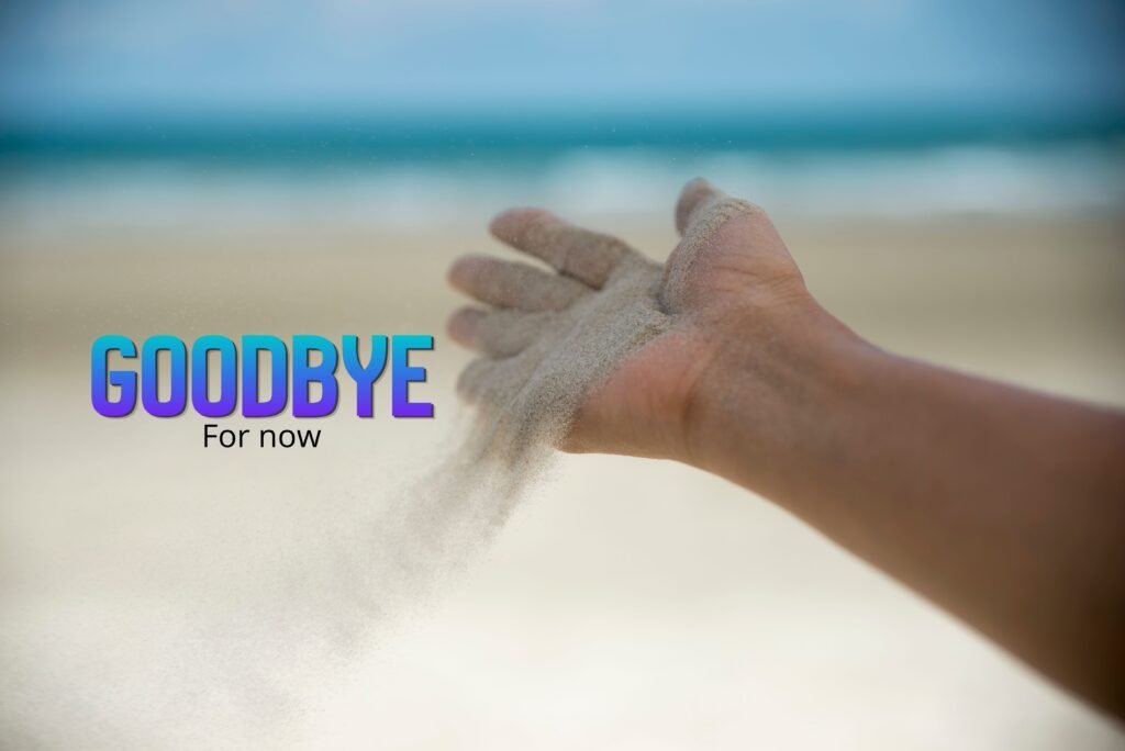 Foto van een hand die zand loslaat met de tekst ernaast Goodbye for now